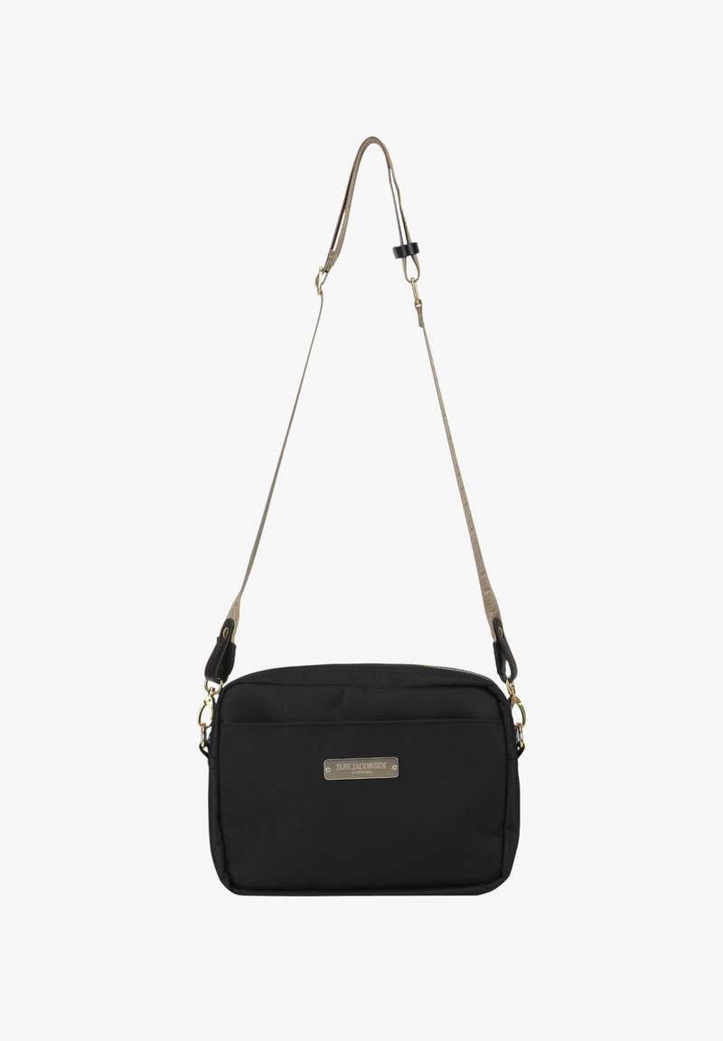 Borsetta a tracolla nera in tessuto con chiusura a zip, logo in metallo dorato e tracolla beige rimovibile. Presenta una tasca frontale con zip.