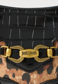 Crni faux krokodil kožni top s zlatnim hardverom, naglašen leopard uzorkom u bež i smešnim tonovima. Sadrži logotip brenda.