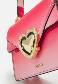 Malá obdélníková kabelka s růžovým gradientem, se zlatou sponou ve tvaru srdce a logem ALDO ve zlatých písmenech na přední straně.
