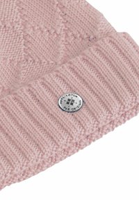 Różowa dziergana czapka z teksturowanym wzorem, prążkowanym mankietem oraz srebrną okrągłą metką z napisem „Burlington The Original”.