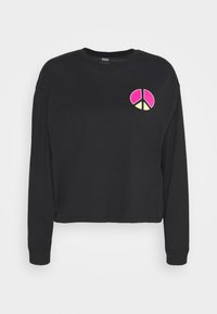 Schwarzes Langarm-Sweatshirt mit einem cropped Design und einem bunten Friedenssymbol auf der linken Brust. Weicher Stoff mit glatter Textur.