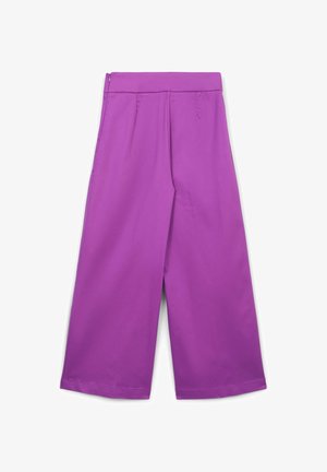 Pantalon large violet avec une texture lisse, avec des plis à la taille et une fermeture éclair à l'arrière.