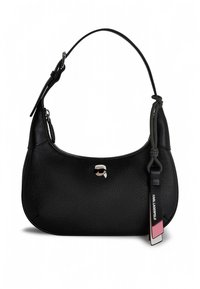 Črna torbica iz teksturirane usnjene kože z ukrivljeno obliko, kratkim trakom in bočno resico z dekorativnim logotipom in barvnimi poudarki.