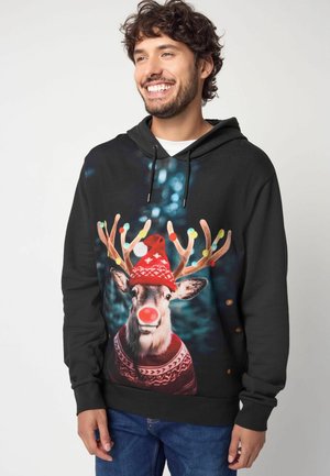Hanorac negru cu un grafic colorat de ren, având un nas roșu, o pălărie festivă și un model de pulover, realizat pe un material texturat.