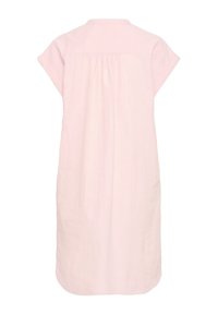 Robe rose clair à manches courtes, coupe ample, plis dans le dos et ourlet arrondi.