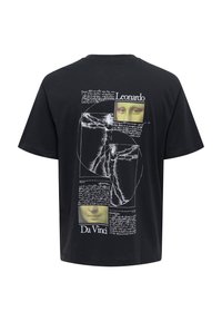 T-shirt preta de algodão com mangas curtas, apresenta uma estampa gráfica de esboços e texto, incluindo os nomes "Leonardo" e "Da Vinci".