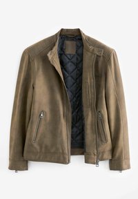 Chaqueta de cuero marrón con un forro interior acolchado negro, bolsillos con cremallera y un cierre a presión en el cuello. Textura suave, diseño ajustado.