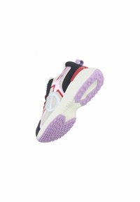 Baskets de sport en mesh avec une empeigne blanche et des accents noirs et rouges. Semelle épaisse et texturée en lavande avec un talon semi-transparent.