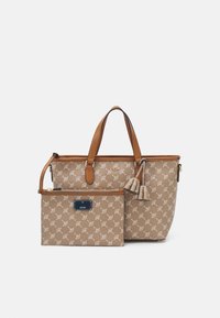 Tote bag van beige gestructureerde stof met een bladpatroon, bruine leren handvatten en bijpassend etui met ritssluiting en metalen accenten.