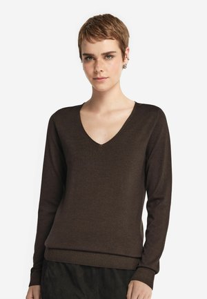 Brązowy sweter z dzianiny z dekoltem w serek, długimi rękawami oraz ściągaczami przy mankietach i dolnym brzegu. Tkanina ma gładką teksturę i dopasowany krój.