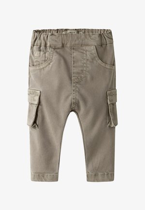 Pantalon cargo beige avec une ceinture élastique, deux poches latérales et deux poches cargo, fabriqué en tissu texturé, avec des détails cousus.