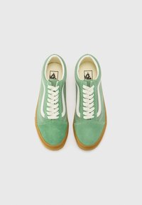 Grønne semskede sneakers med hvide sidest stripes, flade cremefarvede snørebånd og gummierede såler. Har en afrundet tå og polstret ankelkrave.