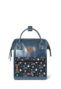 Marineblaue Rucksack mit glänzender, lackierter Oberfläche, ausgestattet mit einer gemusterten Fronttasche mit weißen Bergen und Palmenmotiven, Lederakzenten und zwei Griffen.