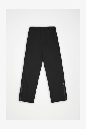 Sorte bukser lavet af letvægtsstof med et lige ben design, to sidelommer og lynlåse ved anklerne til justering.