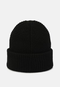 Gorro de punto negro con un patrón texturizado y un dobladillo, hecho de hilo suave para calidez y comodidad.