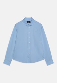 Ljusblå långärmad skjorta med krage, sju vita knappar framtill och en liten broderad logotyp på vänster bröst.