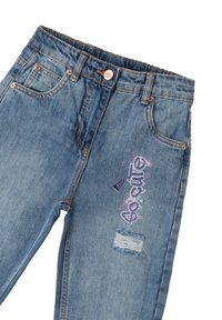 Jeans in denim azzurro chiaro con una leggera sbiaditura, un patch strappato e ricami in stile graffiti viola sul davanti. Design classico a cinque tasche.