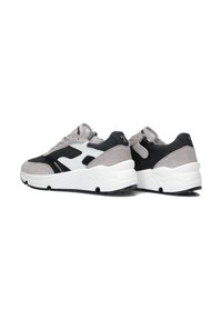 Graue und schwarze Sneakers mit Netzpaneelen, Wildlederakzenten und weißen Sohlen. Sie verfügen über ein klobiges Design und eine strapazierfähige Gummisohle.