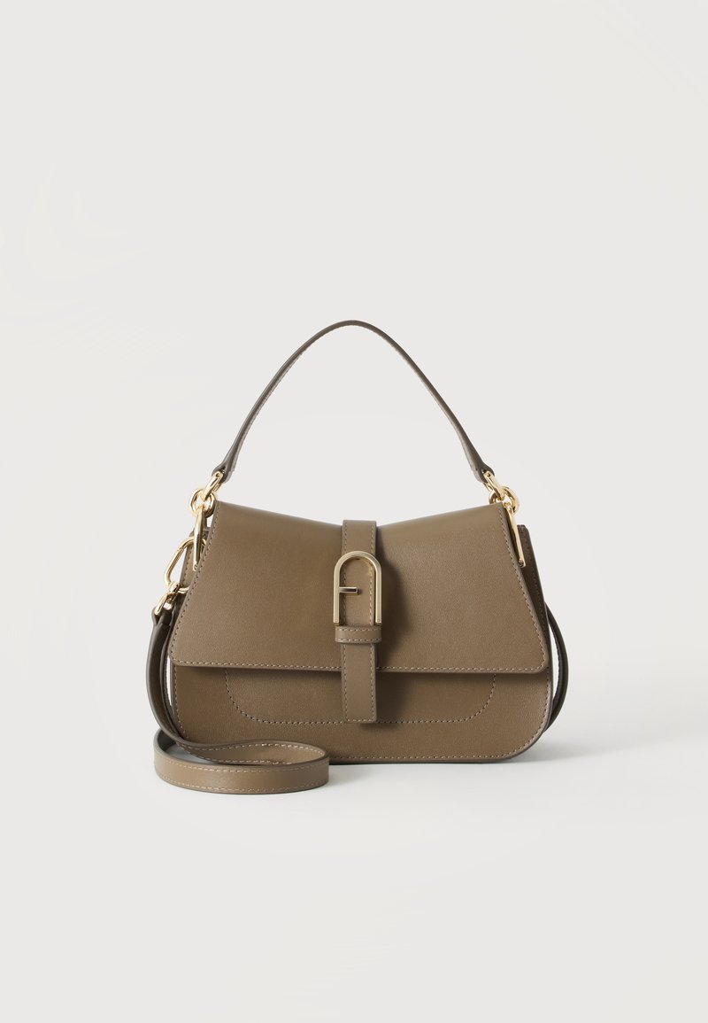Petit sac à main en cuir taupe avec rabat, fermeture à boucle dorée, poignée courte et bandoulière amovible sur fond blanc.