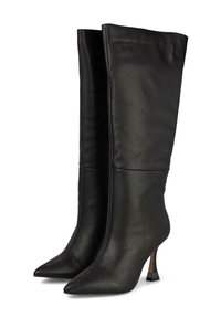 Botas de cuero negras hasta la rodilla con punta afilada, diseño elegante y un tacón geométrico único. Textura suave y silueta ajustada.