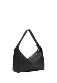 Czarna skórzana torba na ramię o zwężającym się kształcie, z pojedynczym regulowanym paskiem i srebrnym zamkiem błyskawicznym. Gładka tekstura ogółem.