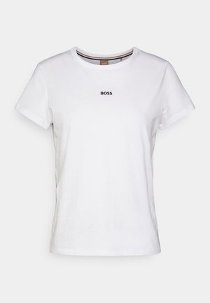 T-shirt bianca in cotone con maniche corte, scollo rotondo e un piccolo logo nero "BOSS" sul petto, caratterizzata da una texture liscia.