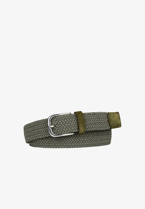Flettet grøn stofbælte med en sølvfarvet metalspænde og et suede-akkordafsnit. Tekstureret vævemønster gennem hele bæltet.