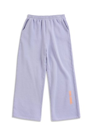 Pantalon de survêtement lilas à jambes larges avec taille élastique, poches latérales et petit texte orange près de l'ourlet sur la jambe droite.