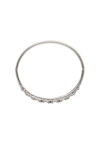 Stříbrný kovový náramek s hladkým, lesklým povrchem a texturovaným vzorovaným okrajem, který vytváří kontrast v designu.