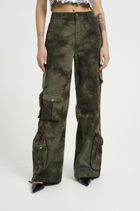 Cargo bukser i mørk olivengrøn med et tie-dye mønster. Har to store sidelommer, en knaplukning og en afslappet pasform.