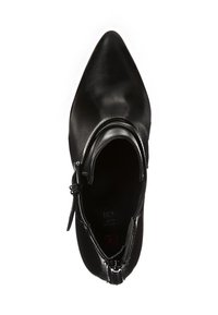 Czarny skórzany botek do kostki z szpiczastym noskiem, gładką teksturą, zamkiem błyskawicznym po boku i smukłą sylwetką.