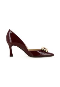 Décolleté in vernice bordeaux con punta affusolata, fibbia decorativa dorata e tacco a stiletto di 7 cm. Texture liscia su tutta la superficie.