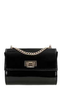 Schwarze handschuhlederne Handtasche mit goldener Kettenriemen, rechteckiger Form, Magnetverschluss und glattem, glänzendem Finish. Goldene Hardware-Details vorhanden.