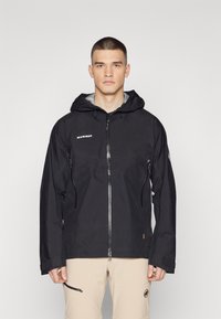 Veste noire imperméable avec capuche, fermeture éclair sur le devant et deux poches latérales ; présente un logo sur la poitrine et un intérieur gris contrasté.