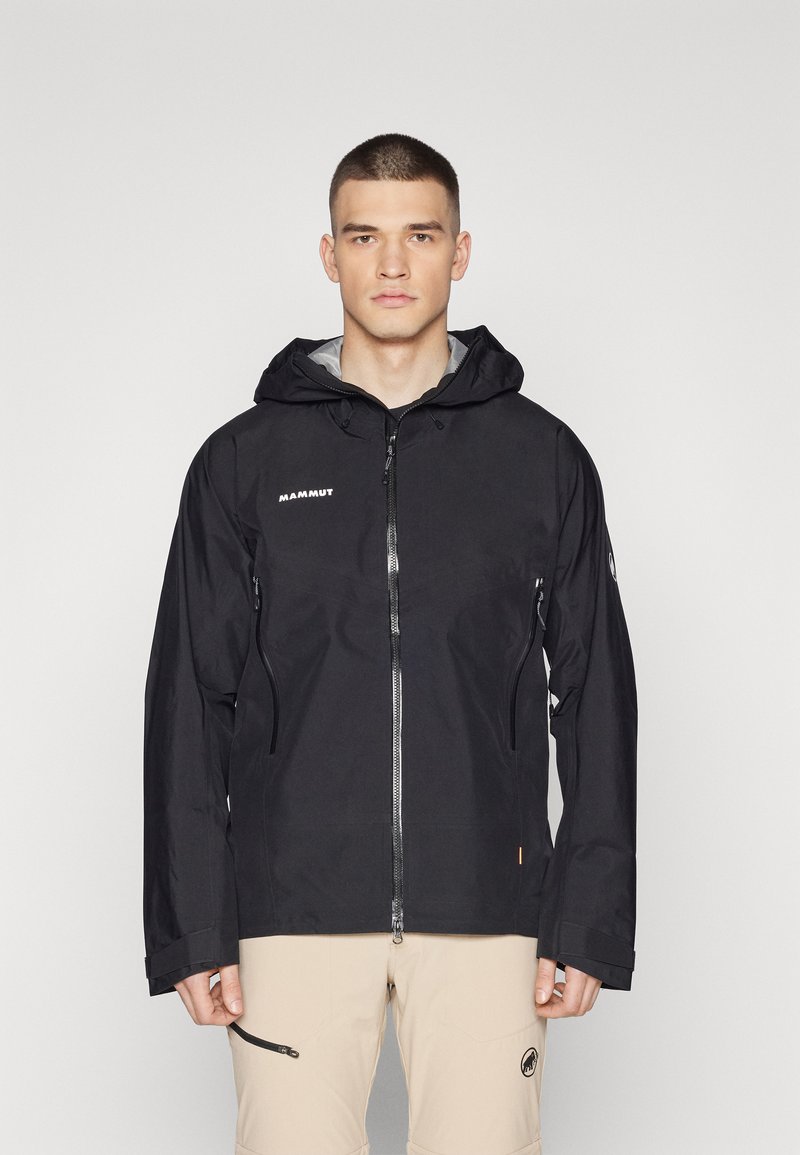Veste noire imperméable avec capuche, fermeture éclair sur le devant et deux poches latérales ; présente un logo sur la poitrine et un intérieur gris contrasté.