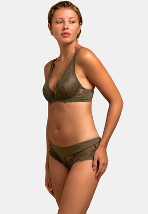 Ensemble de lingerie vert olive comprenant un soutien-gorge à décolleté plongeant orné de dentelle et une culotte assortie avec des accents en dentelle et un matériau lisse.