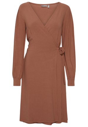 Eines rostfarbenes, langärmeliges Wickelkleid mit gerippter Textur, das einen V-Ausschnitt und eine seitliche Bindung in der Taille hat.