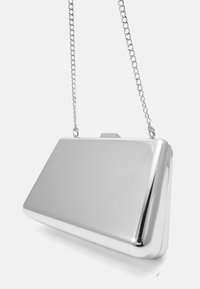 Silverfärgad metallclutch i rektangulär form, med slät yta, kantiga kanter och en kedjeslynga för att bära.