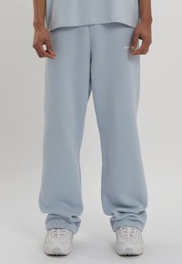 LOW LIGHTS STUDIOS® BASIC LOGO JOGGER - Pantalones deportivos - sky blue