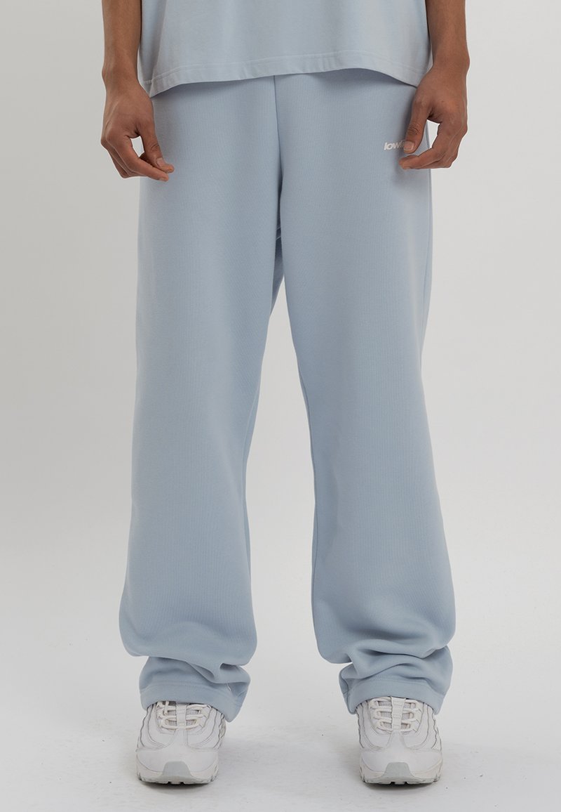 LOW LIGHTS STUDIOS® BASIC LOGO JOGGER - Pantalones deportivos - sky blue