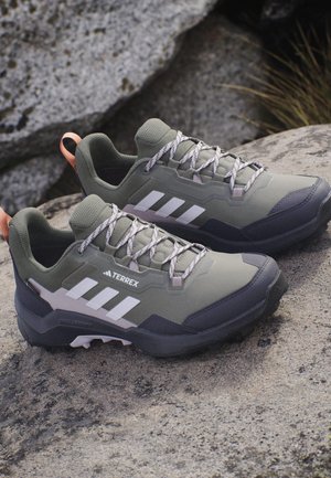 adidas Terrex TERREX AX4 GORE-TEX®  - Zapatillas de senderismo - olive strata/silver dawn/preloved fig