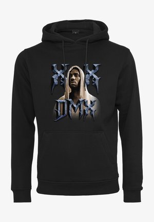 Czarna bluza z kapturem z grafiką przedstawiającą mężczyznę w kapturze oraz stylizowanym napisem "DMX" nad i pod portretem na przodzie.