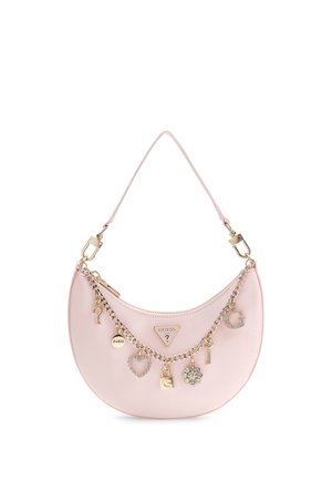Borsa a mezzaluna di colore rosa chiaro con manico superiore, catena dorata e ciondoli pendenti tra cui un cuore, un lucchetto, una chiave e la lettera "G".