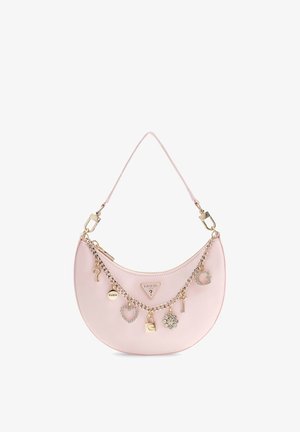 Borsa a mezzaluna di colore rosa chiaro con manico superiore, catena dorata e ciondoli pendenti tra cui un cuore, un lucchetto, una chiave e la lettera "G".