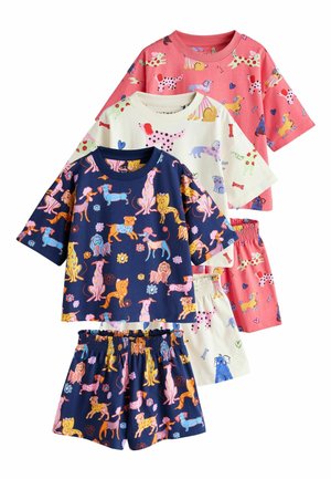 Drie sets korte mouw tops en shorts met kleurrijke cartoon hondenpatronen in marineblauw, crème en koraalroze kleuren.