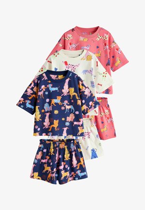 Trzy zestawy krótkich koszulek i szortów z kolorowymi wzorami kreskówkowych psów w kolorach granatowym, kremowym i koralowym różu.