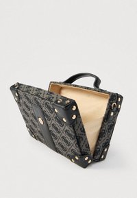 Fekete mintás táska textilből bőr kiegészítőkkel, felső fogantyúval, belső béléssel és aranyszínű szegecsekkel a sarkain.