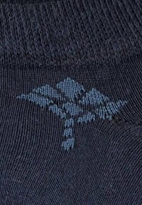 Calzino blu scuro con un motivo a maglia testurizzata, caratterizzato da un design geometrico blu chiaro vicino alla parte superiore.