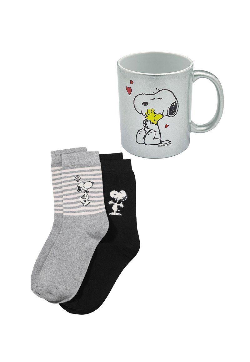 Ein silberner Becher mit Snoopy-Grafik, begleitet von zwei Paar Socken: einem schwarzen Paar mit Snoopy-Drucken und einem grauen Paar mit Streifen und einem Snoopy-Design.