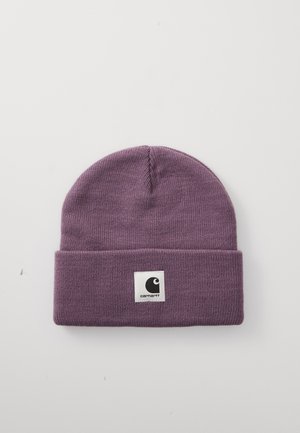 Fialová pletená čiapka s prehnutým okrajom a bielou nálepkou s čiernym logom Carhartt umiestneným na prednej strane.